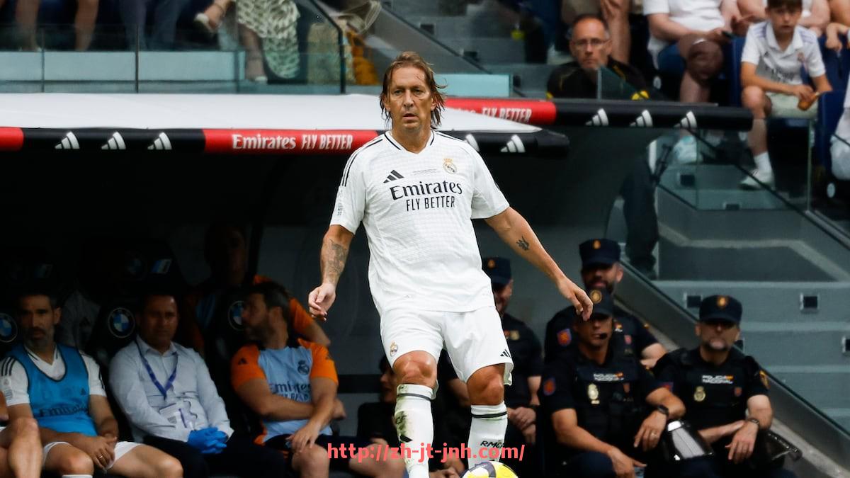 金年会体育-火箭队与雷霆在季后赛中的经典对决与战术复盘